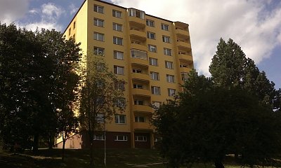 Wnuczek wyrzucił swoją babcię przez balkon! 78-letnia kobieta nie przeżyła!