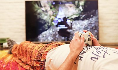 "Mój mąż uzależnił się od gier. Nie robi nic poza siedzeniem przed telewizorem..."