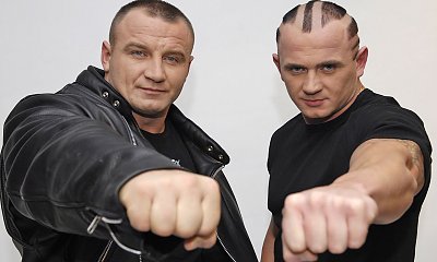 Mariusz Pudzianowski w zaczesanych do tyłu blond włosach. Wygląda jak James Bond!