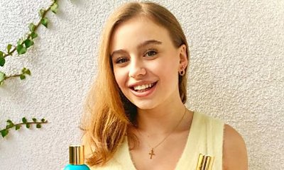 Oliwia Bieniuk w mini pokazuje długie i zgrabne nogi. Do tego obłędny dekolt i białe botki