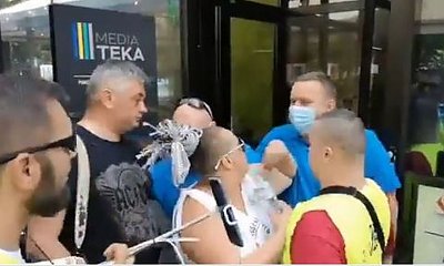 Antyszczepionkowcy w Grodzisku Mazowieckim zaatakowali punkt szczepień i pobili pracowników
