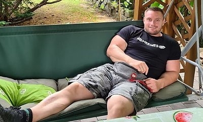 Krzysztof Radzikowski z "Gogglebox" bez koszulki pręży mięśnie. Jego klata robi wrażenie, oj robi!