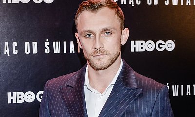 Kamil Nożyński z serialu "Ślepnąc od świateł" na ściance wygląda jak James Bond. Ale z niego przystojniak!