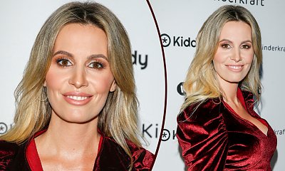Agnieszka Hyży w bordowej mini na premierze! Welurowa sukienka podkreśliła jej ciążowy brzuszek!