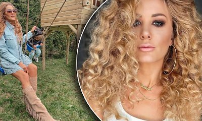 Ewa Mrozowska w czarnej mini, kozakach za kolano i kapeluszu. "Figura marzenie, a nogi do nieba!" - piszą fani