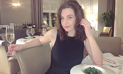 Gwiazda "BrzydUli 2" pokazuje intymny kadr. Julia Kamińska pozuje w szlafroku
