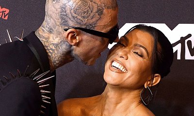 Kourtney Kardashian całuje się języczkiem z chłopakiem na ściance. Pomylili sypialnię z czerwonym dywanem?