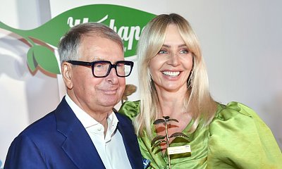 Agnieszka Woźniak-Starak w satynowej sukience ombre odsłania brzuch u boku teścia. Dobrze jej w grzywce curtain bangs?