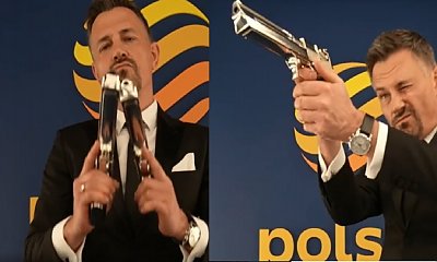 Krzysztof Ibisz jak James Bond. Srebrne pistolety w rękach prowadzącego