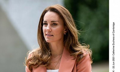 Księżna Kate w sukni z dekoltem na Bahamach. Wreszcie pokazuje swoje kształty!