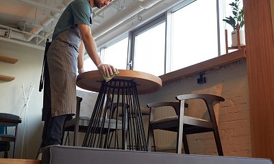 "Jestem kelnerem i wstydzę się za Polaków. Nie dają napiwków i są gburami. Co za wiocha"