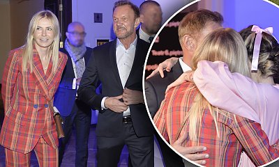 Wernisaż córki Cezarego Pazury! Anastazja w różowej sukience i oryginalnym makijażu pozuje przy obrazach