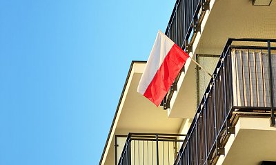 "Tylko dwie flagi Polski wywieszone w moim bloku. Ludzie się wstydzą swojego kraju?!"