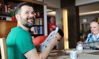 Jacek Braciak zrobił rodzicielski coming out! "Moja córka okazała się mężczyzną w swojej istocie, w swoim wnętrzu, myśleniu, więc w tej chwili mam syna"