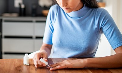"Jak można malować paznokcie w domu? Wizyta u manikiurzystki kosztuje przecież grosze"