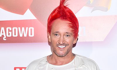 Michał Wiśniewski na ściance w bieli niczym anioł. Pola w domu odpowiada na kłopotliwe pytania