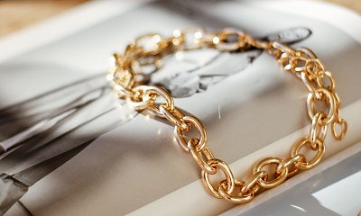 Złota bransoletka damska - elegancki dodatek, który sprawia, że każda stylizacja wygląda gustownie