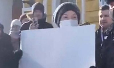 Rosjanka została aresztowana za... trzymanie białej kartki! "Witamy w Rosji"