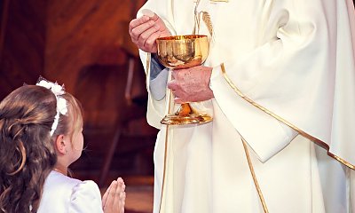 "Ksiądz zbiera po 400 zł od komunijnego dziecka. Dzieci jest ponad 200. Jedna msza i może żyć przez rok!"