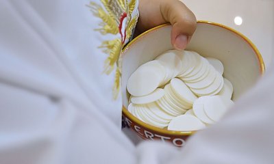 "Syn nie ma kontaktu z chrzestną od 5 lat, ale mąż chce zaprosić ją na Komunię, bo jest bogata"