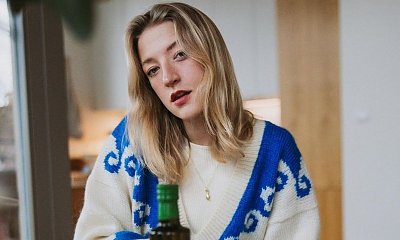 Lara Gessler w towarzystwie męża rozwozi jedzenie dla uchodźców! Pomoc niesie dzięki drogim specjałom z cukierni znanej mamy!