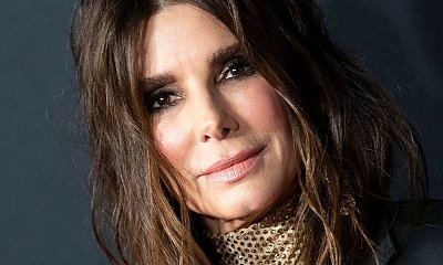 57-letnia Sandra Bullock odkrywa brzuch na ściance. Odpuściła medycynę estetyczną?