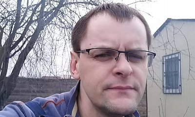 Zrozpaczony mężczyzna oddał hołd zmarłej żonie i dzieciom. "Wybaczcie mi, że was nie kryłem"