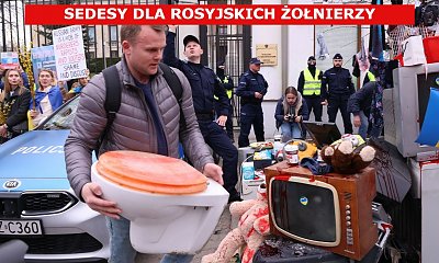 Przynieśli deski klozetowe, sedesy i zużytą bieliznę dla rosyjskich żołnierzy! Antywojenna akcja pod Ambasadą Rosji!