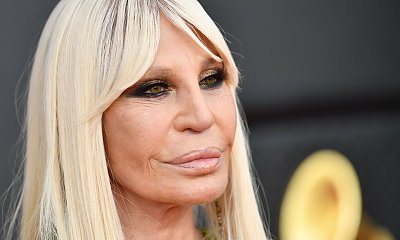 Ordynarna Donatella Versace? W kozakach za kolano i w prześwitującej sukience pręży ciało na gali Grammy