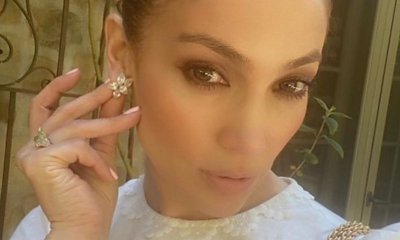 Jennifer Lopez zachwyca figurą w czerwonej miniówce i długich kozakach. „Nieziemska stylizacja, a Ty jak nastolatka!” – piszą fani