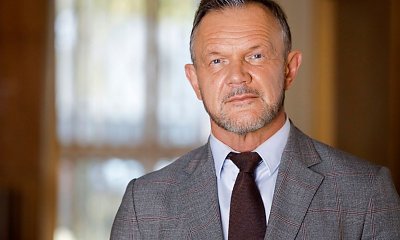 Półnagi Cezary Pazura prezentuje formę: "Czy to Arnold Schwarzenegger?" - ktoś pyta. Niezłe ciacho?