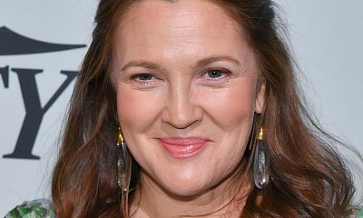 Drew Barrymore pozuje w luźnej sukience w kwiaty na ściance. "Coś w tej stylizacji nie gra..." - ktoś pisze
