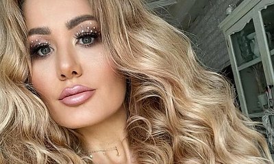 Ewa Mrozowska w letniej sukience boso na pomoście. Ależ ona ma w sobie dużo dziewczęcego luzu!