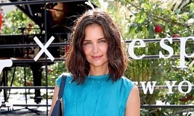 Katie Holmes podkreśla sylwetkę modnym outfitem! Tego fasonu spodni nie może zabraknąć w wiosennych stylizacjach!