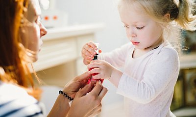 "Chcę przedłużyć 3-letniej córce włosy na wesele mojej kuzynki. Mąż uważa, że to głupi pomysł. Dlaczego?"