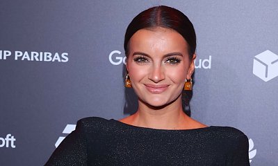 Aktorka Natalia Janoszek w eleganckiej sukni na gali Bizneswoman Roku 2022. Przód kreacji nie powala, ale tył jest seksowny!