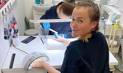 Olga Frycz w klasycznej czerni na spacerze z dzieckiem. Fani: "W końcu się ogarnęłaś!"
