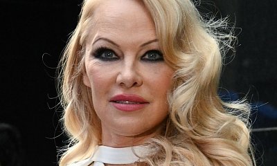 54-letnia Pamela Anderson zachwyca figurą w modnej stylizacji! "Uwielbiam takie stylizacje! No i te zgrabne nogi!" - ktoś pisze