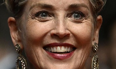 Sharon Stone w 3 stylizacjach w Cannes: białej sukience, zielonej z rozcięciem do pasa i czerwonej skórzanej! Oszołamia! Wygląda na 64 lata?
