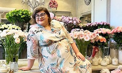 Dominika Gwit w krótkiej sukience z dekoltem zdmuchuje świeczki! Wygląda pięknie. Ile lat kończy?