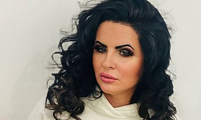 Edzia zadziera kiecę eksponując nogi i pluska się w jeziorze. "Co za bajoro! Fuj! I tak w pełnym makijażu?" - piszą fani