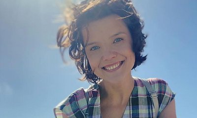 Joanna Jabłczyńska w żółtej stylizacji do ziemi. Eksponuje brzuch i zgrabne nogi. Fani: "Nasza bogini"
