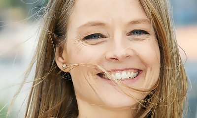 59-letnia Jodie Foster bez makijażu i z siwym odrostem! Czy to dobry look na czerwony dywan?
