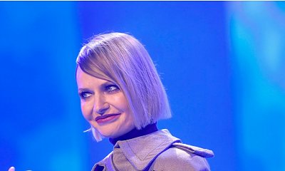 Dawno niewidziana Kasia Stankiewicz w brązowym garniturze i biustonoszu. Wygląda obłędnie!