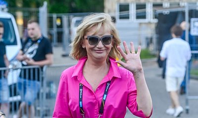 Katarzyna Żak w niebieskiej i kwiatowej sukni z długimi rękawami w Opolu 2022. Wygląda na 58 lat?