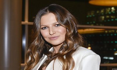 Anna Lewandowska na różowym flamingu sączy drinka z kokosa. Ale ma mięśnie brzucha!
