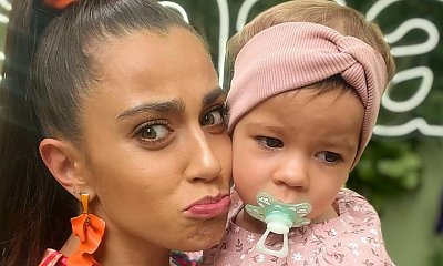 Maja Hyży z ogromnym brzuchem w żółtej sukience do ziemi. Nie ubrała stanika! Ma za to modną torebkę za... 17 złotych!