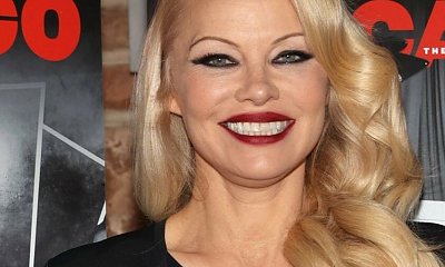Pamela Anderson zadaje szyku w nietypowej kreacji! "To suknia ślubna?" - dopytują fani