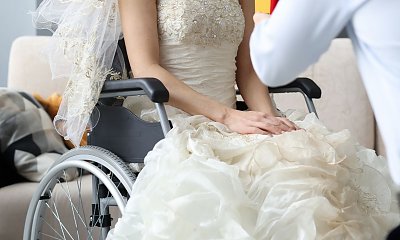 "Jeżdżę na wózku inwalidzkim i biorę ślub. Wybierając buty, spotkałam się z chamstwem w salonie sukien ślubnych"