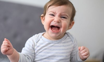 "Dziecko sąsiadów z góry ciągle ryczy. Nie mogę przez to pracować ani spać! Nie wiem co z tym zrobić"